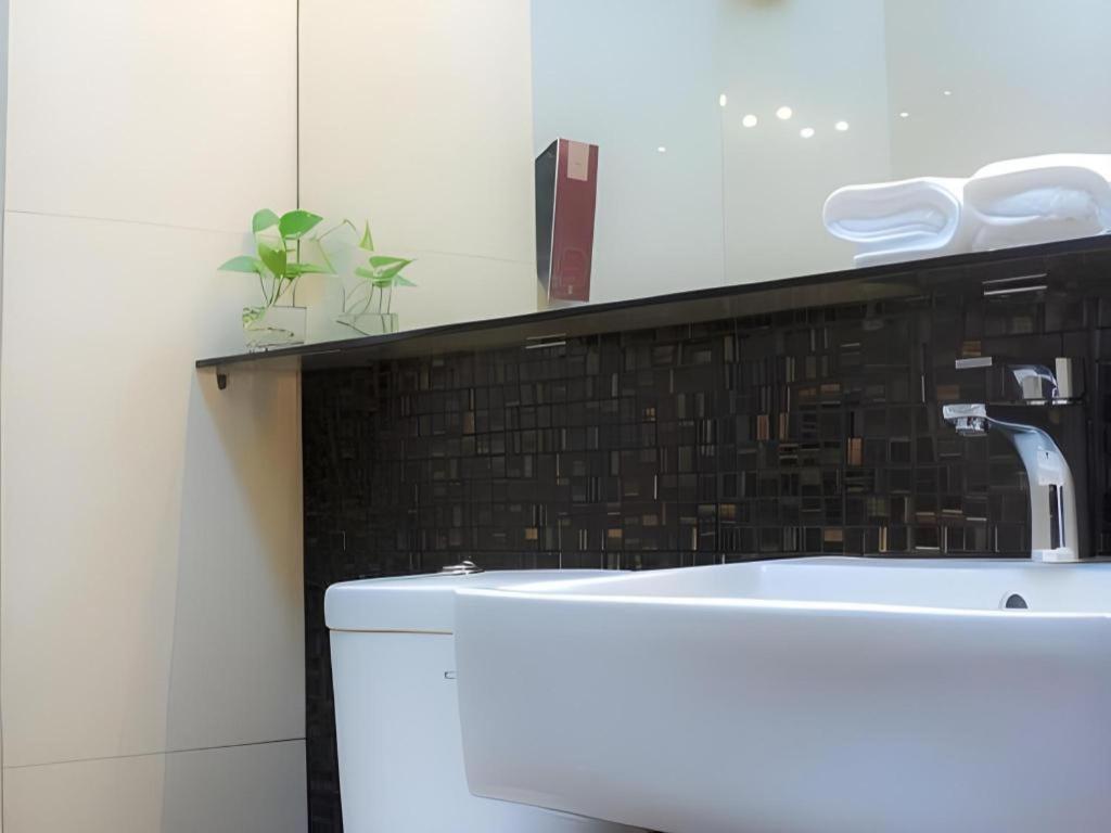 Favor Hotel Makassar City Center By Life Exteriör bild