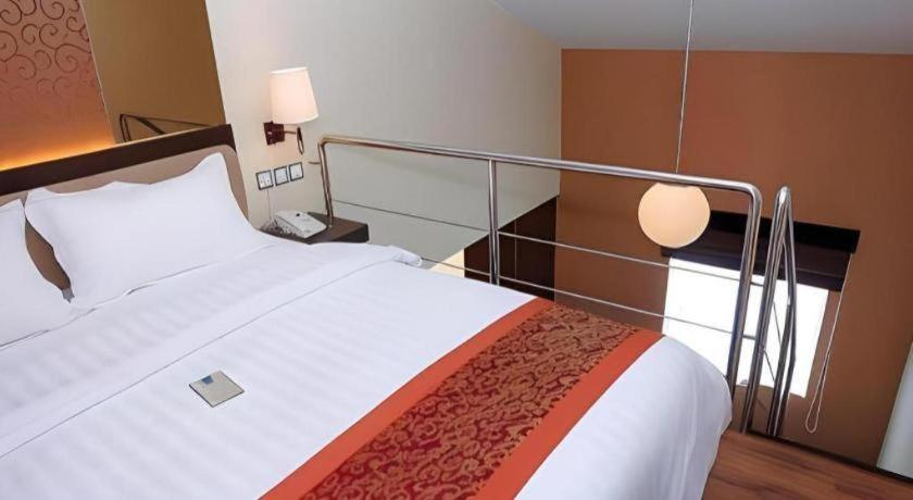 Favor Hotel Makassar City Center By Life Exteriör bild