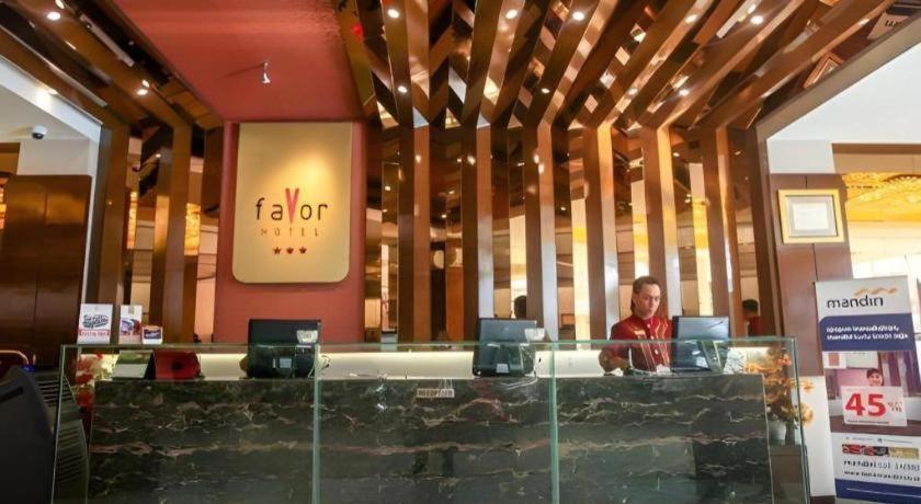 Favor Hotel Makassar City Center By Life Exteriör bild
