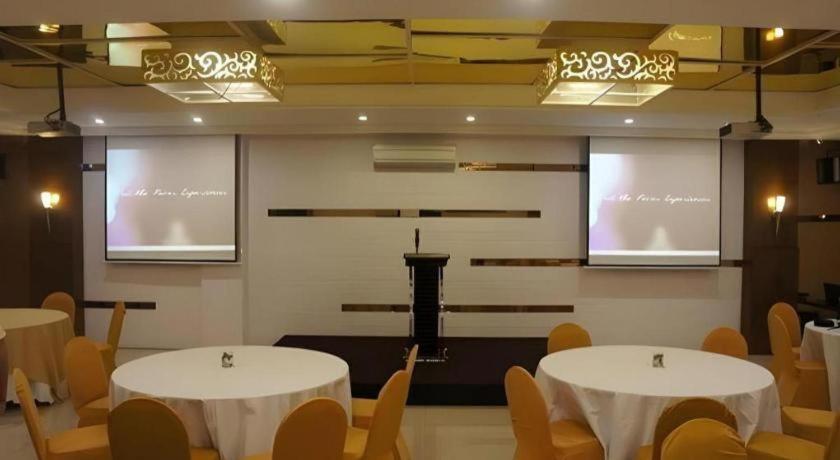 Favor Hotel Makassar City Center By Life Exteriör bild