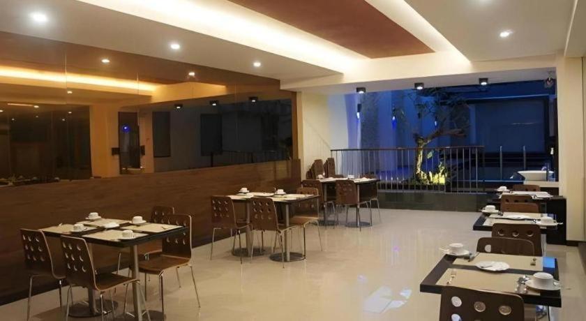 Favor Hotel Makassar City Center By Life Exteriör bild
