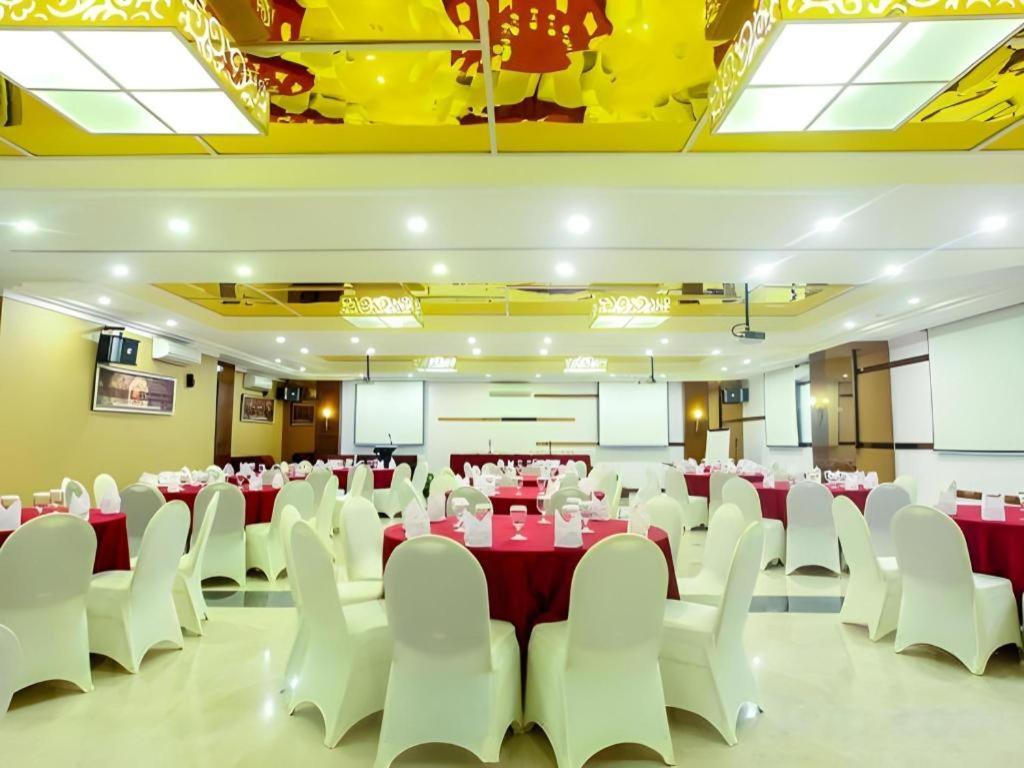 Favor Hotel Makassar City Center By Life Exteriör bild