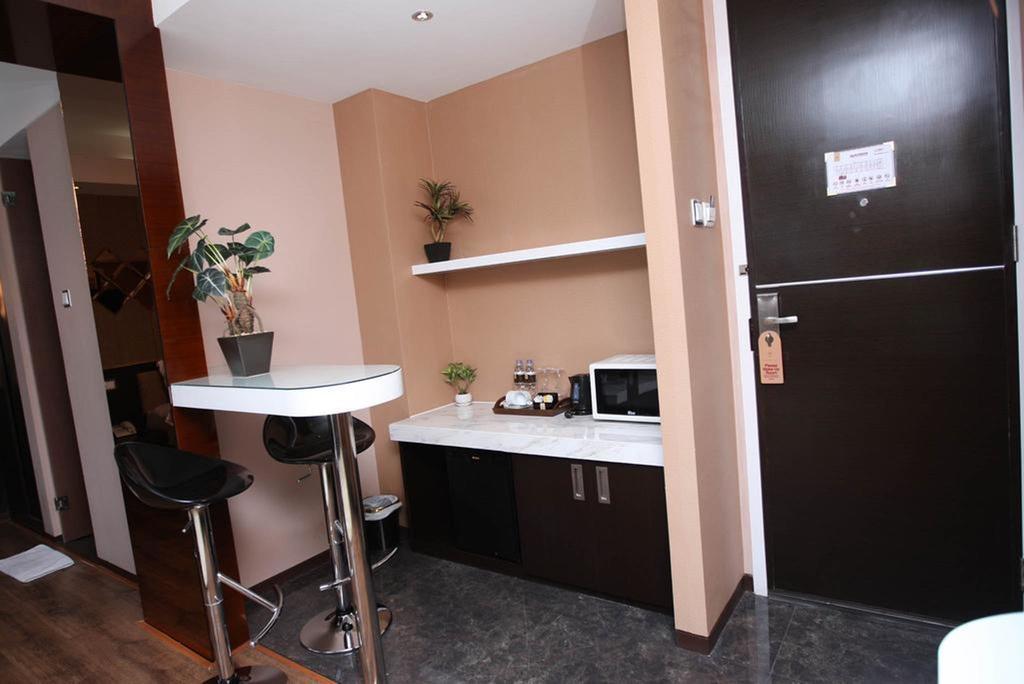 Favor Hotel Makassar City Center By Life Exteriör bild