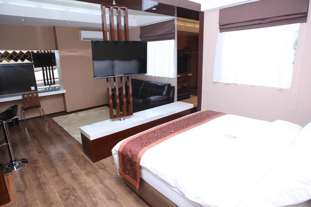 Favor Hotel Makassar City Center By Life Exteriör bild