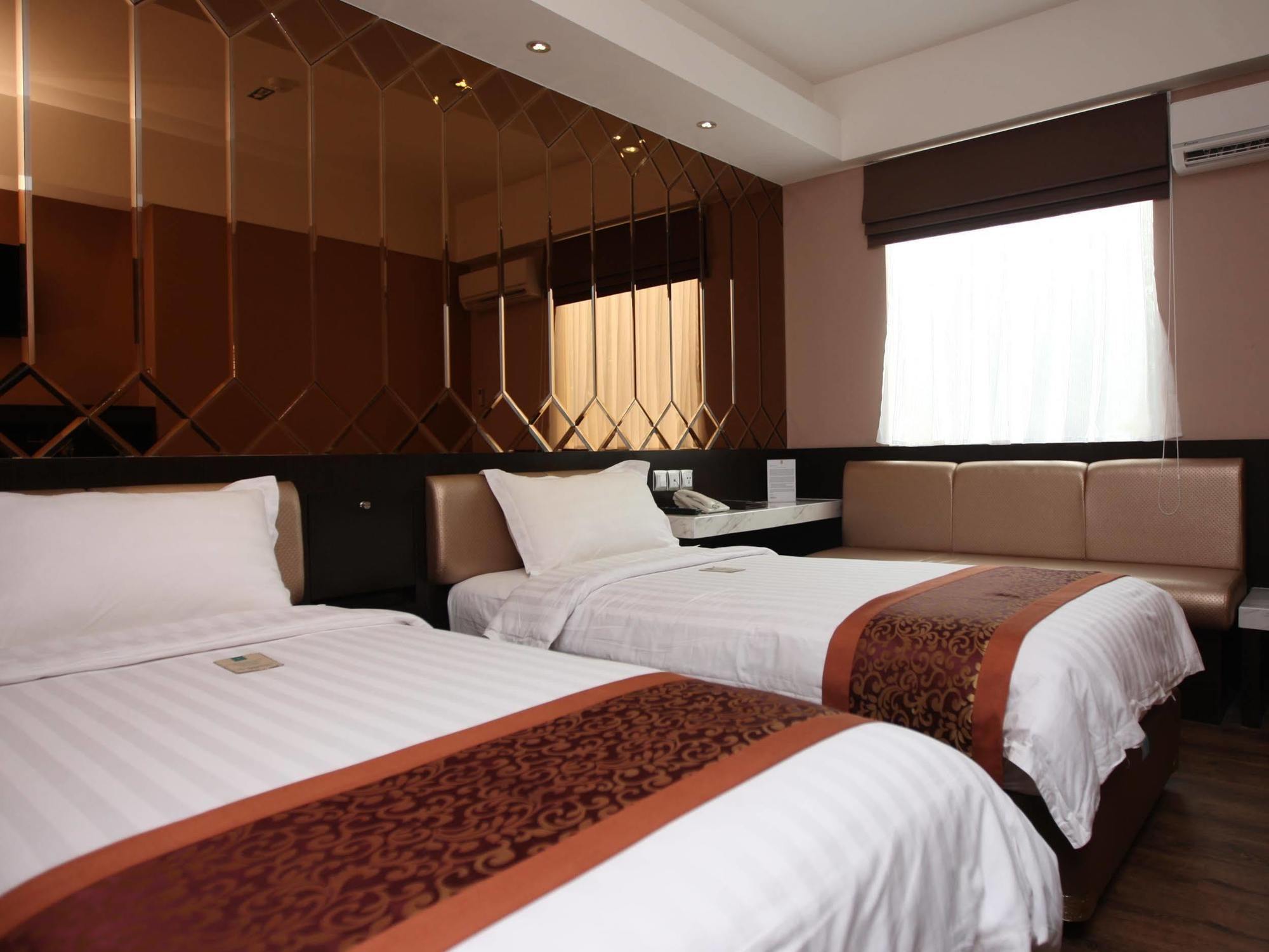 Favor Hotel Makassar City Center By Life Exteriör bild