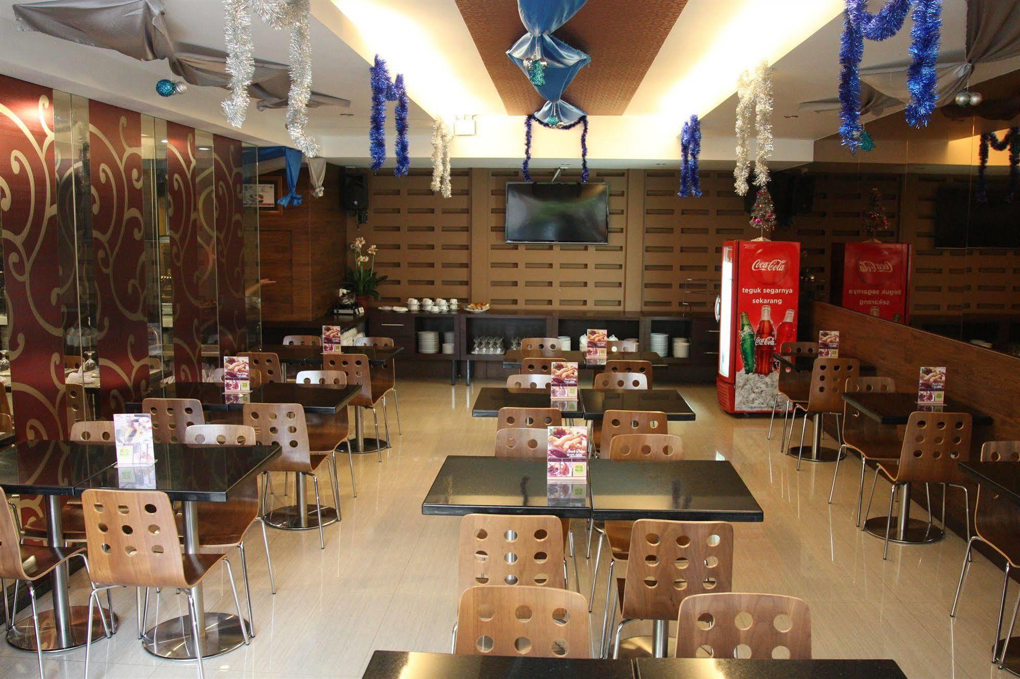 Favor Hotel Makassar City Center By Life Exteriör bild